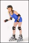 Frau auf Rollerblades (Inlineskates) mit Schoner (Protektoren) und Helm 