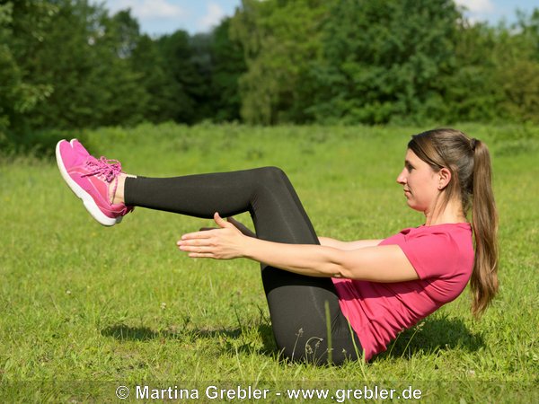 25-30, Bauchmuskeln, Bauchmuskeltraining, Bustier, Fitness, Frau, Legging, Leggings, Sommer, Sport, Sporttop, Top, Training, Wiese, aktiv, fit, hauteng, sportlich, sportliche, trainieren, trainiert, workout, Übung, Übungen