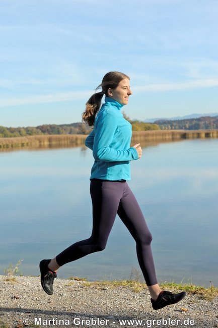 Junge Frau beim Joggen am Seehamer See im Herbst