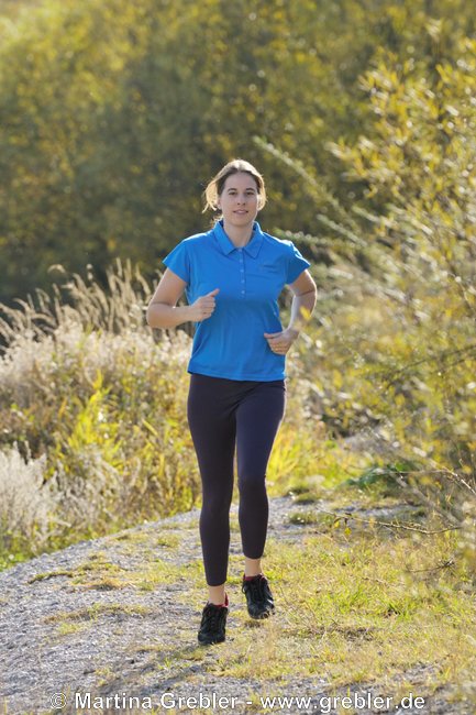 Junge Frau beim Joggen im Herbst 