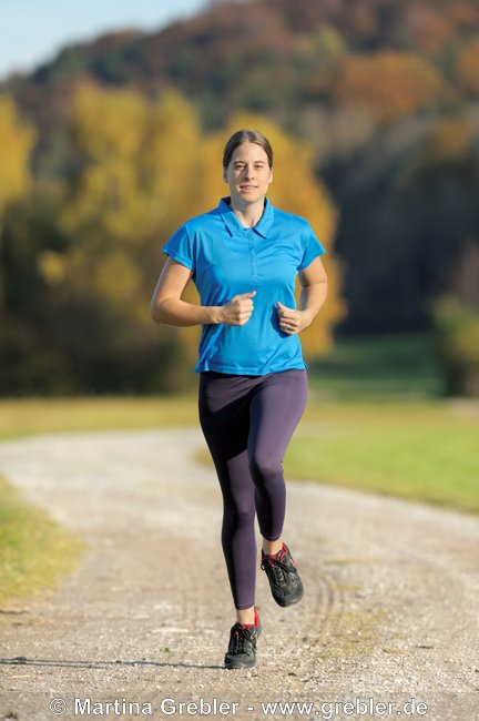 Junge Frau beim Joggen im Herbst 