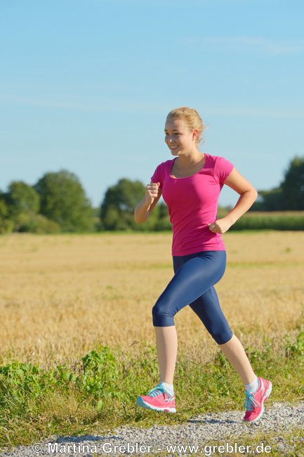 Teenager beim Joggen im Sommer 