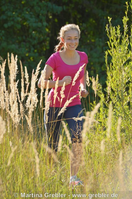 Teenager beim Joggen im Sommer 