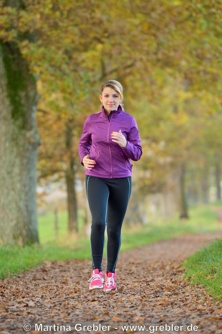 Junge Frau beim Joggen im Herbst 