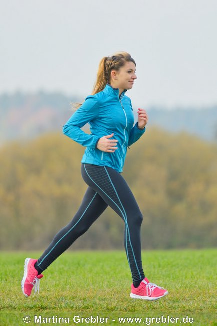 Junge Frau beim Joggen im Herbst 