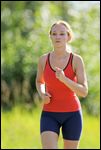 Junge Frau beim Joggen im Sommer  