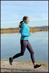 Frau beim Joggen am Seehamer See im Herbst
