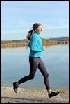 Junge Frau beim Joggen am Seehamer See im Herbst