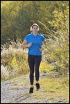 Frau beim Joggen im Herbst 