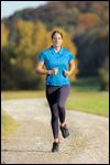 Frau beim Joggen im Herbst 