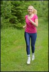 Frau beim Joggen mit Glanz-Leggings 