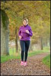 Frau beim Joggen im Herbst 