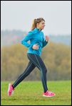 Frau beim Joggen im Herbst 