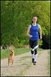 Junge Frau beim Joggen mit ihrem Hund