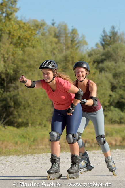 Geschwister beim Rollerblading im Spätsommer 