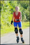 Junge Frau beim Inline-Skaten 