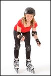 Frau auf Rollerblades (Inlineskates) mit Schoner (Protektoren) und Helm 