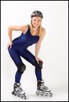 Junge Frau in glänzendem Catsuit auf Inline Skates 