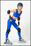 Frau auf Rollerblades (Inlineskates) mit Schoner (Protektoren) und Helm 