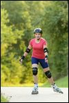 Frau mit Helm und Schoner beim Rollerblading