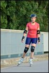 Junge Frau beim Rollerblading, mit Helm und Protektoren 