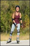 Frau mit Helm und Schoner beim Rollerblading