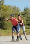 Geschwister beim Rollerblading im Spätsommer 