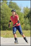 Frau mit Helm und Schoner beim Rollerblading