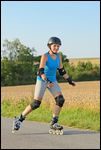 Frau mit Helm und Schoner beim Rollerblading