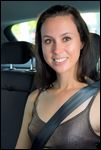Junge Frau angeschnallt auf dem Rücksitz im Auto 