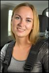 Junge Frau im Auto angeschnallt mit einem 5-Punkt-Gurt